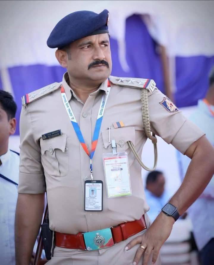 Dharwad: Lokayukta Inspector burnt alive after car hits median and catches fire