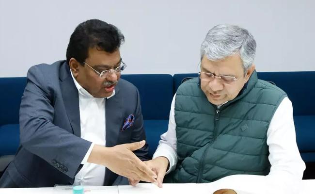 Minister Patil meets Ashwini Vaishnaw to review Karnataka railway projects