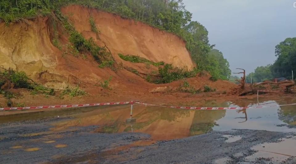 Mangaluru-Bengaluru highway blocked due to massive landslide
