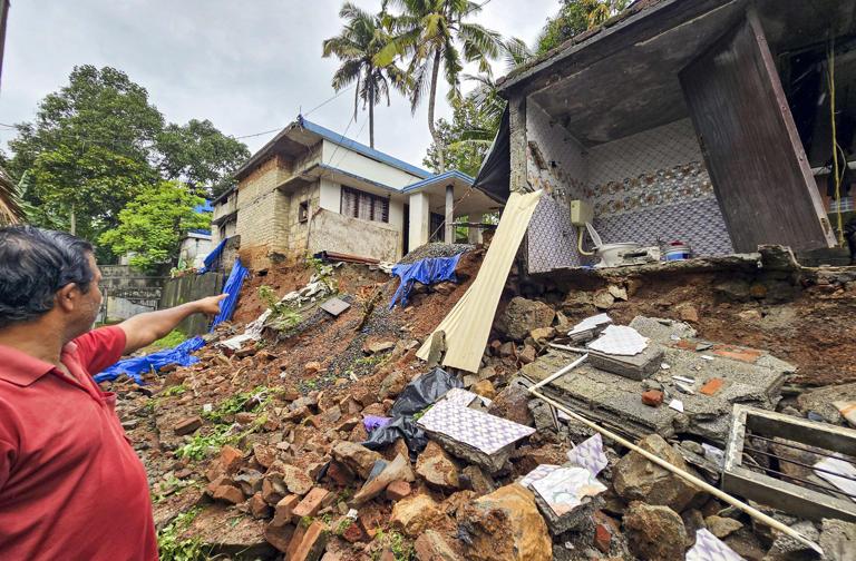 Heavy rains and strong winds batter Kerala; red alert issued in five districts