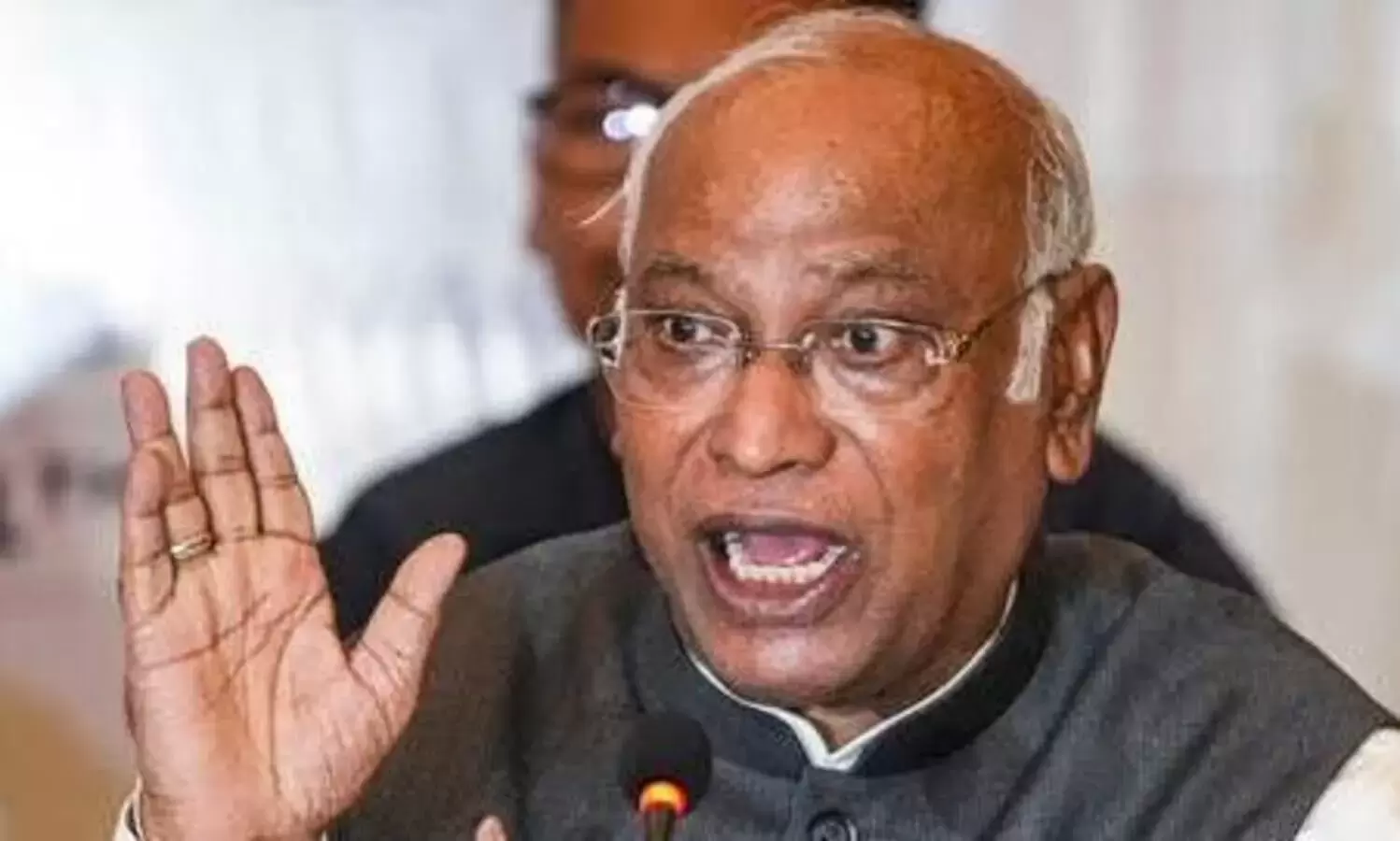 Mallikarjun Kharge cccuses PM Modi of spreading "11 big lies" over 11 years, criticizes unfulfilled promises